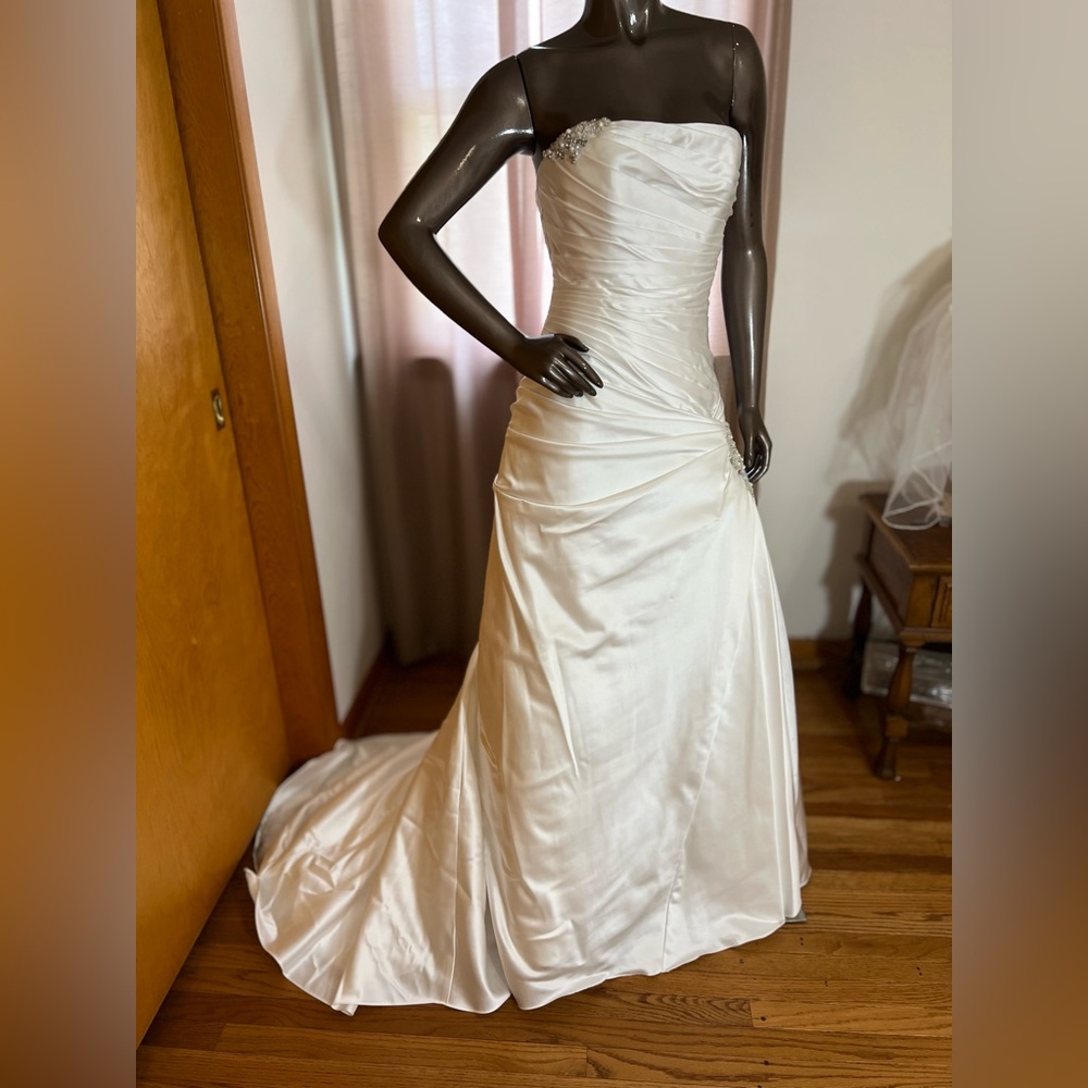 Elegant ivory corset Back Strapless Wedding Dress